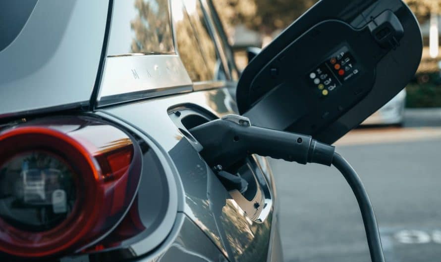 Quel est le véritable coût d’entretien d’une voiture électrique : dépenses cachées et astuces d’économie