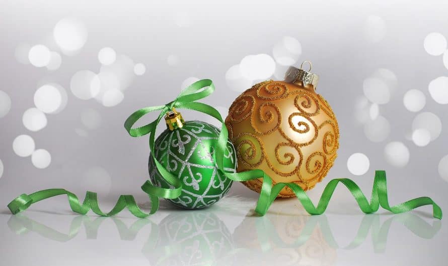 Decorated Christmas balls: the art of festive creativity