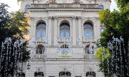 découvrez notre collection de fontaines élégantes qui ajoutent une touche de sérénité et de beauté à votre espace extérieur. explorez divers styles et matériaux pour trouver la fontaine parfaite qui embellira votre jardin ou votre terrasse.