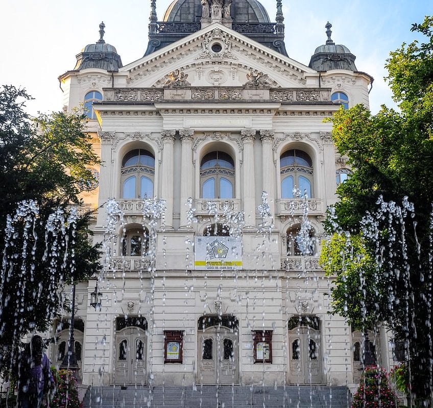 découvrez notre collection de fontaines élégantes qui ajoutent une touche de sérénité et de beauté à votre espace extérieur. explorez divers styles et matériaux pour trouver la fontaine parfaite qui embellira votre jardin ou votre terrasse.