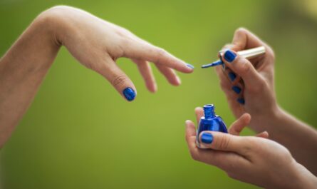 découvrez nos conseils et astuces pour prendre soin de vos ongles. apprenez à les hydrater, les protéger et à les embellir pour des mains toujours soignées et élégantes.