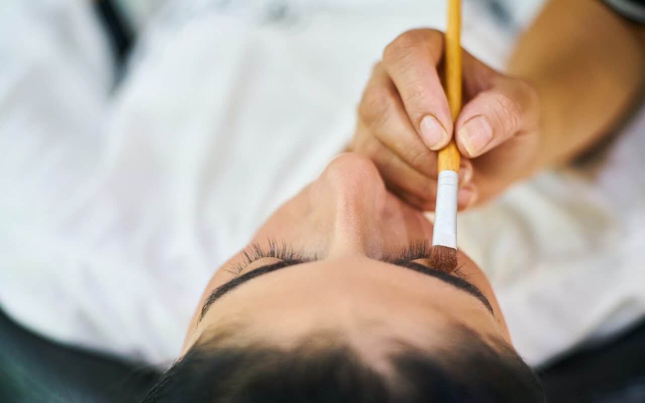 découvrez l'univers des sourcils : conseils, astuces de maquillage et tendances pour sublimer votre regard. apprenez à sculpter, définir et colorer vos sourcils comme un pro pour un look impeccable.