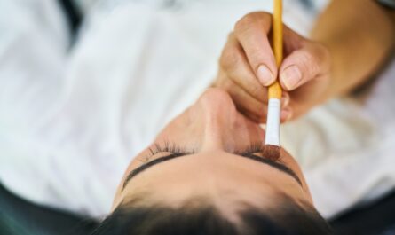 découvrez l'univers des sourcils : conseils, astuces de maquillage et tendances pour sublimer votre regard. apprenez à sculpter, définir et colorer vos sourcils comme un pro pour un look impeccable.