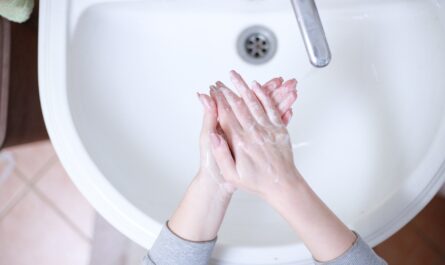 découvrez nos conseils et astuces pour prendre soin de vos mains au quotidien. apprenez à les hydrater, les protéger et les embellir grâce à des produits adaptés et des gestes simples.